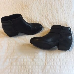 Clark’s black leather moto bootie - size 7